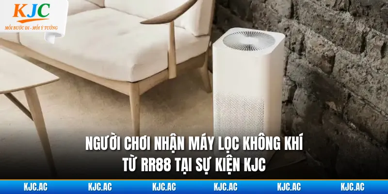 Người chơi nhận máy lọc không khí từ RR88 tại sự kiện KJC